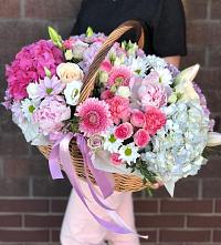 Цветочная композиция из Розы, Хризантемы, Пионы и Лизиантусы в корзине в Юровка