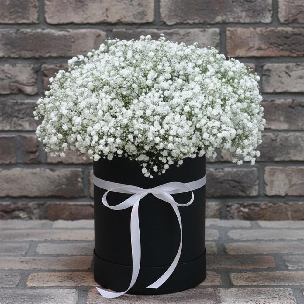 Цветочная композиция из Гипсофила в шляпной коробке в Юровка