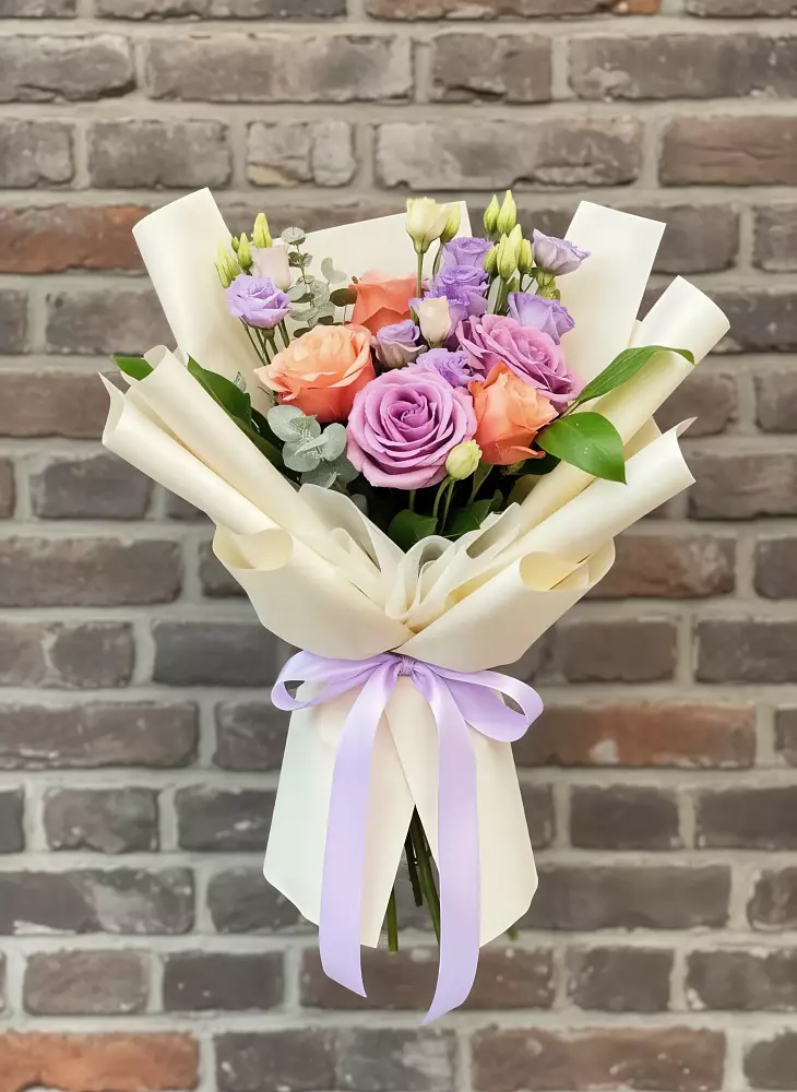 Букет цветов из: Лизиантусы и Розы в Юровка