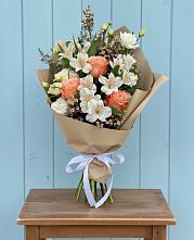 Букет цветов из:  Альстромерии, Лизиантусы, Розы и Хризантемы в Юровка