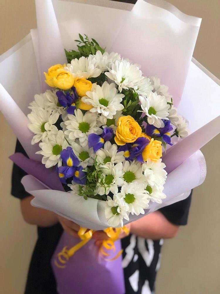 Букет цветов из: Ирисы, Хризантемы и Розы в Юровка