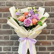Букет цветов из:  Лизиантусы и Розы в Юровка