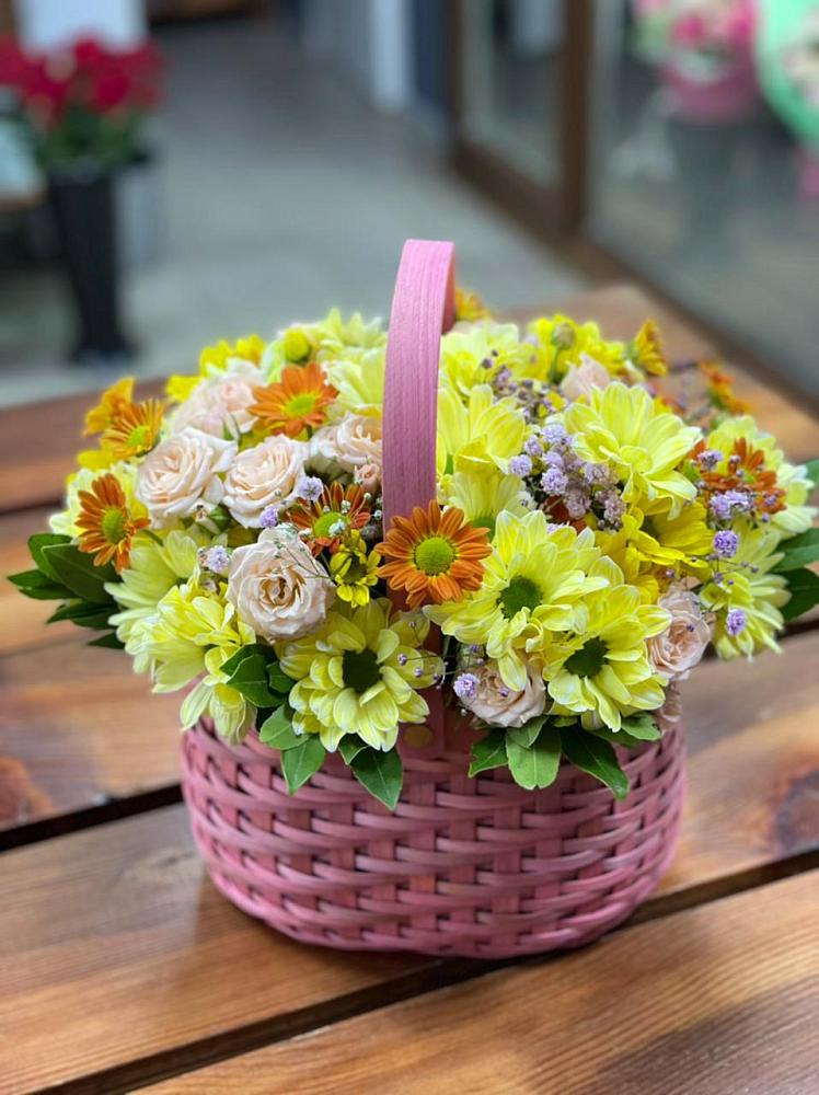 Цветочная композиция из Хризантемы и Розы в корзине в Юровка