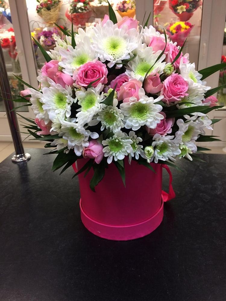 Цветочная композиция из Розы и Хризантемы в шляпной коробке в Юровка