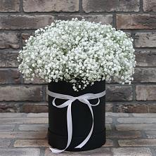 Цветочная композиция из Гипсофила в шляпной коробке в Юровка