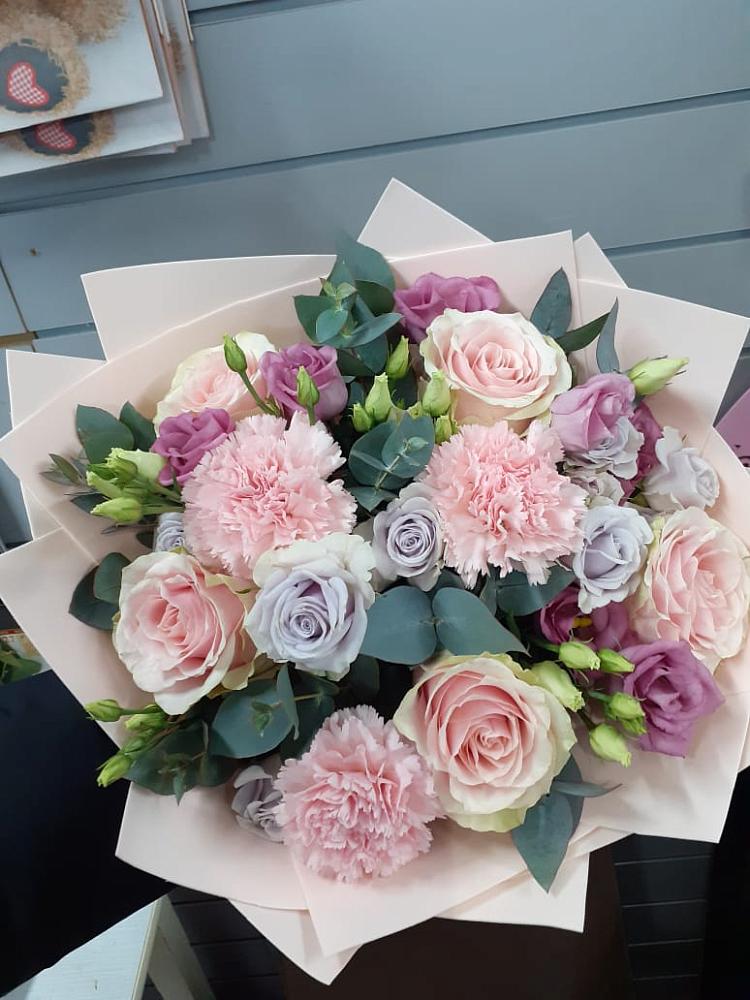 Букет цветов из: Розы, Гвоздики и Лизиантусы в Юровка