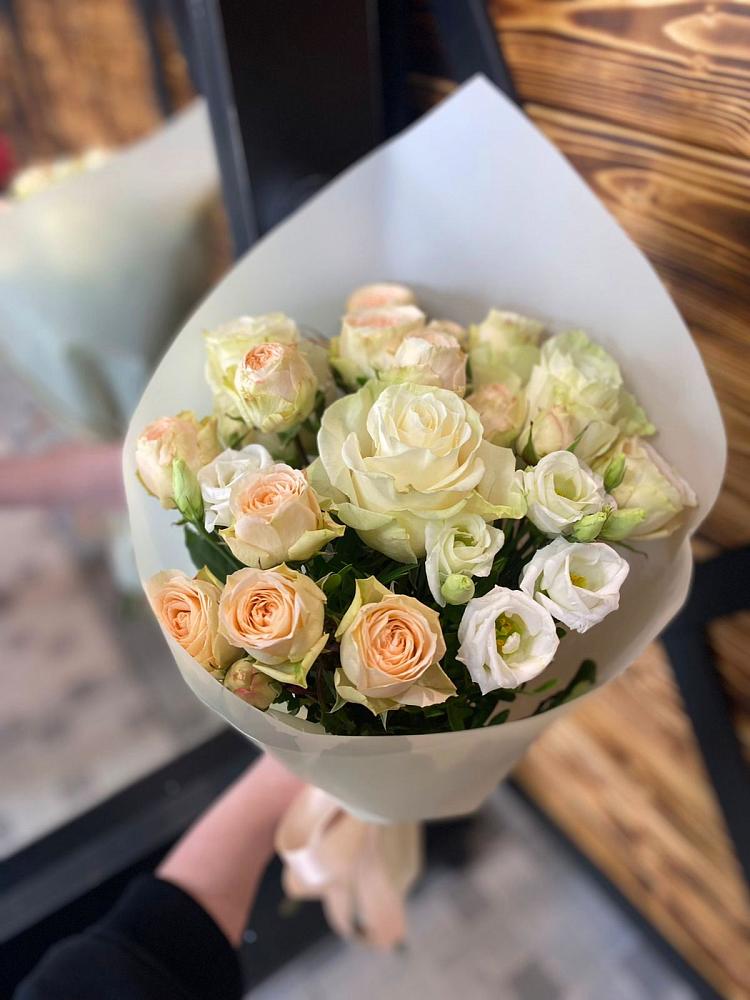 Букет цветов из: Розы и Лизиантусы в Юровка